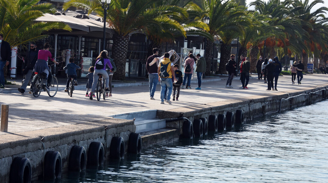 Κορωνοϊός - Lockdown: Πολίτες περπατούν στο Ναύπλιο
