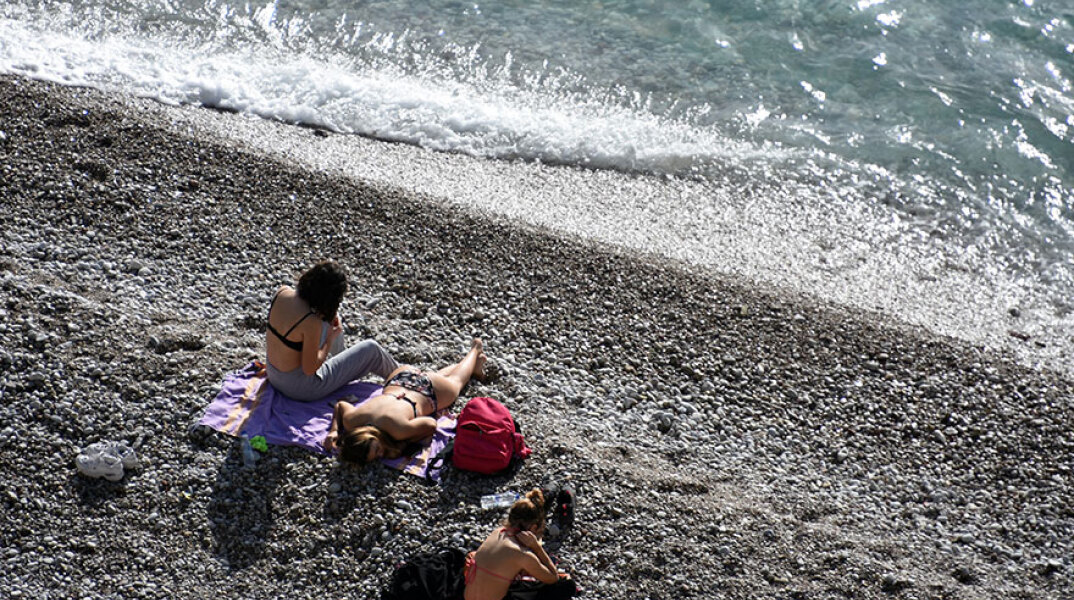 Κοπέλες κάνουν ηλιοθεραπεία δίπλα στη θάλασσα εν μέσω lockdown στην Αργολίδα