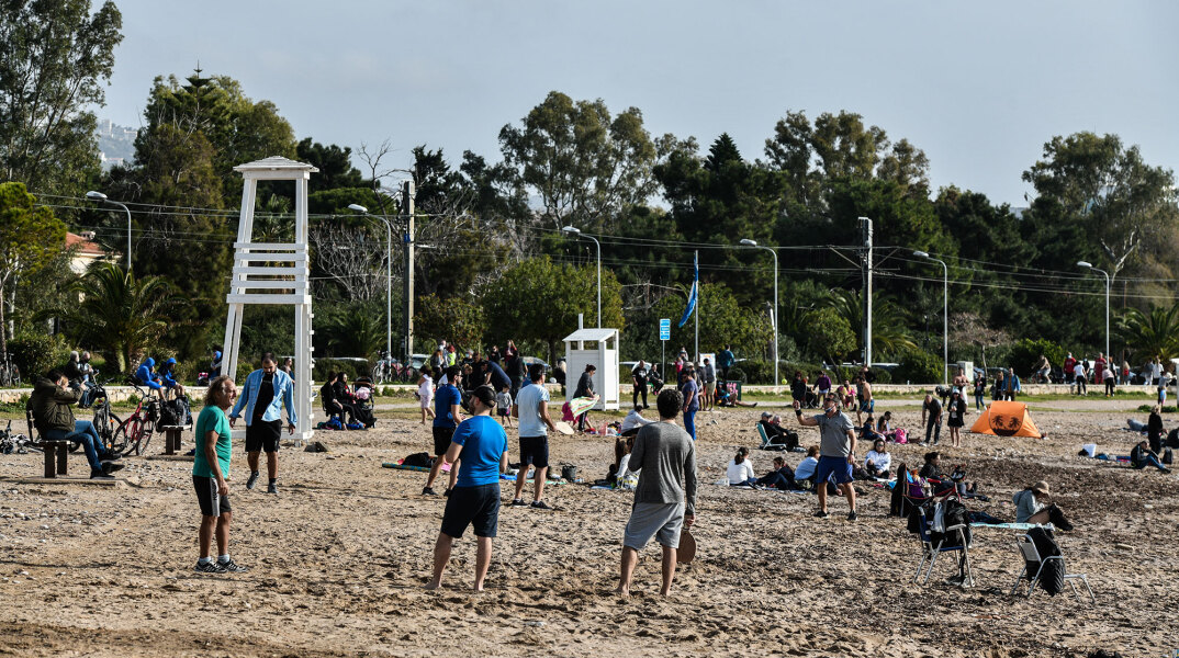 Γέμισε κόσμο η παραλία στη Γλυφάδα εν μέσω lockdown στην Αττική: «Πηγαδάκια» και ρακέτες χωρίς μάσκα και αποστάσεις