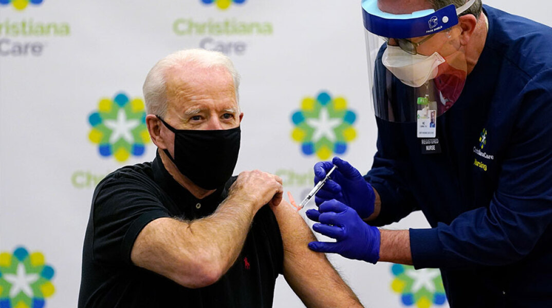 Ο Τζο Μπάιντεν λαμβάνει τη δεύτερη δόση από το εμβόλιο της Pfizer για τον κορωνοϊό