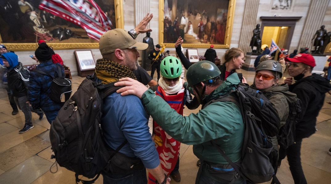 Εισβολή φανατικών οπαδών του Τραμπ στο Καπιτώλιο στις ΗΠΑ