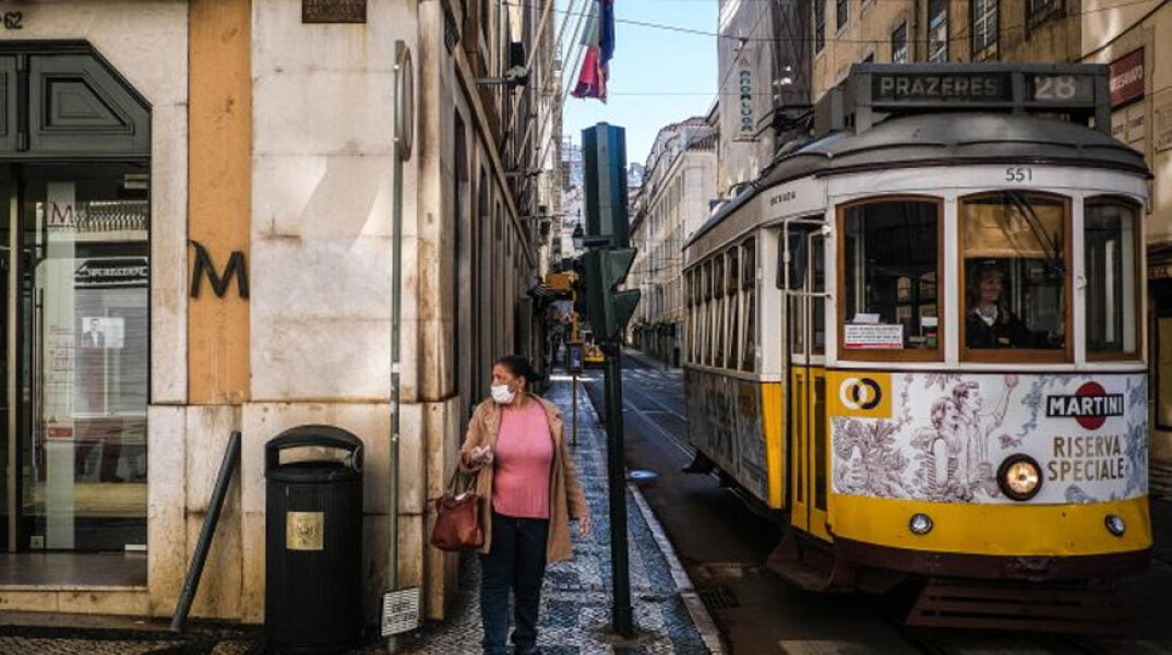 Κορωνοϊός στην Πορτογαλία: Γυναίκα με μάσκα για την Covid-19 στη Λισαβόνα