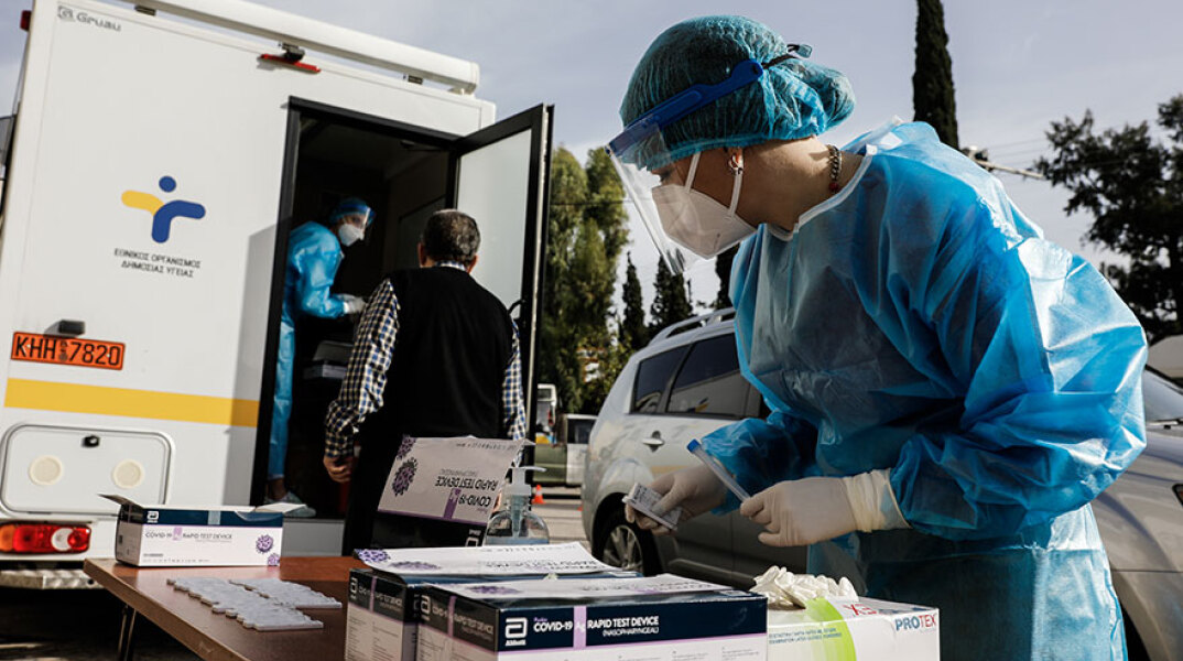 Κλιμάκιο του ΕΟΔΥ στη Νέα Σμύρνη διενεργεί rapid test για τον κορωνοϊό
