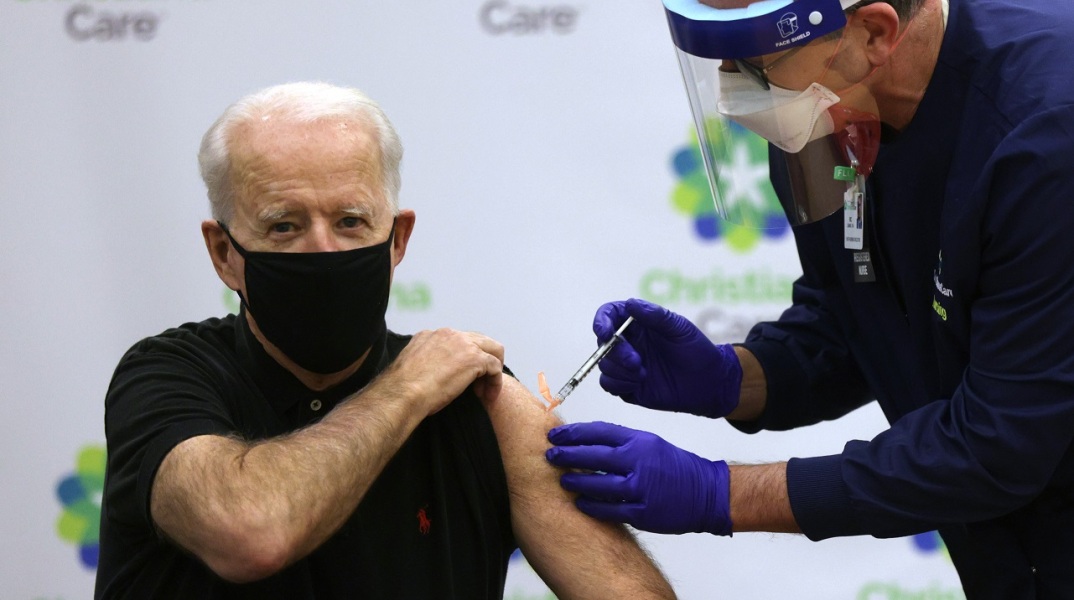 Ο εκλεγμένος πρόεδρος των ΗΠΑ, Τζο Μπάιντεν, εμβολιάζεται κατά του κορωνοϊού