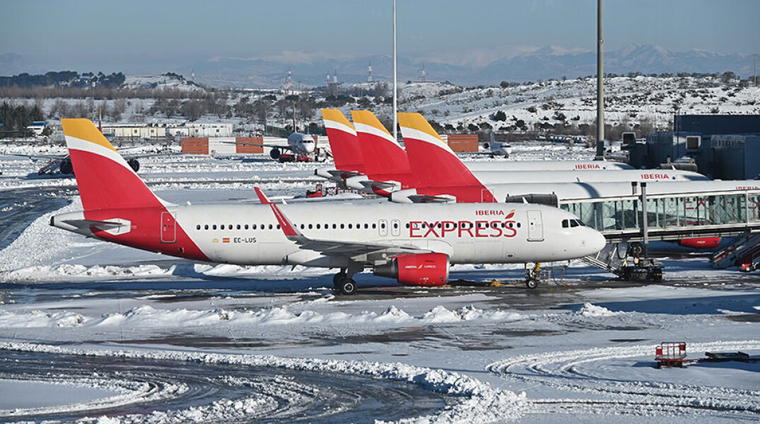 Γέμισε χιόνι το αεροδρόμιο Adolfo Suarez-Barajas στη Μαδρίτη μετά τη σφοδρή χιονοθύελλα που έφερε μαζί της η κακοκαιρία «Filomena»