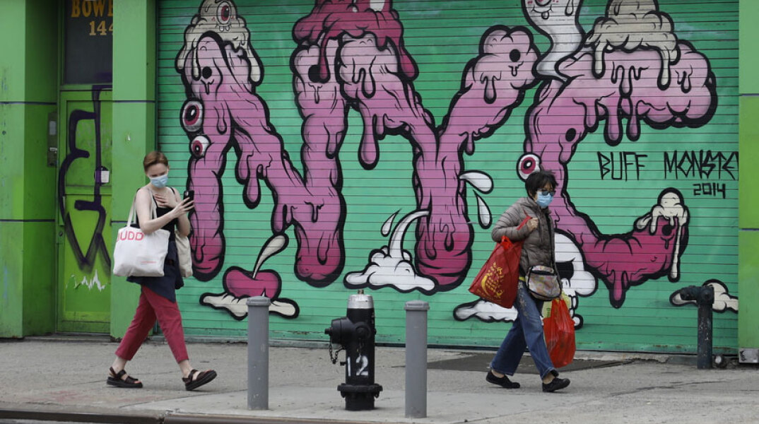 Κορωνοϊός στις ΗΠΑ: Δύο γυναίκες με μάσκα μπροστά από κλειστό κατάστημα στη Νέα Υόρκη