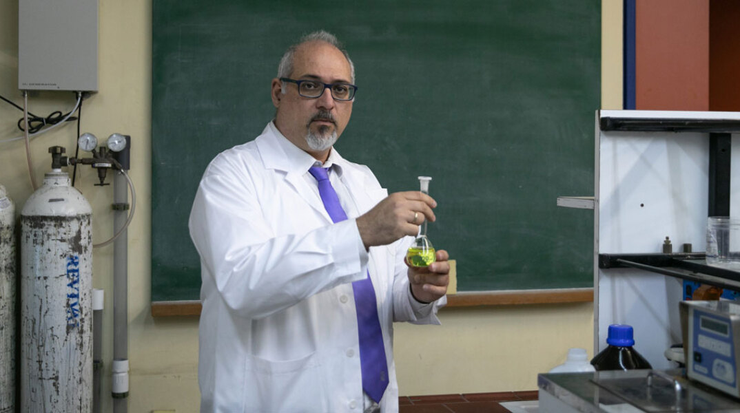 Νίκος Θωμαΐδης, καθηγητής Αναλυτικής Χημείας του ΕΚΠΑ, σε εργαστήριο κρατώντας δοκιμαστικό σωλήνα