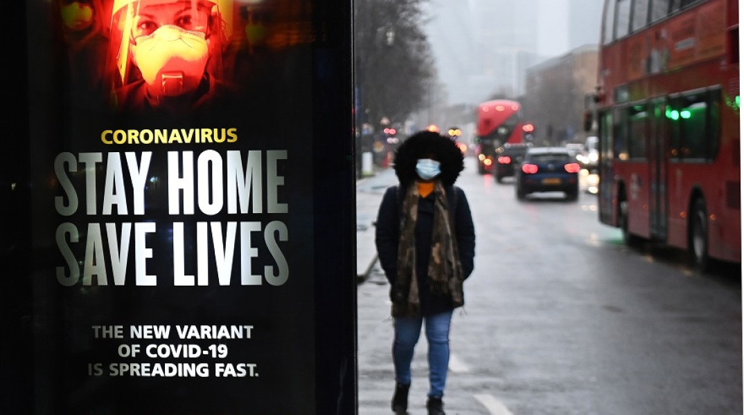 Πολίτης με μάσκα σε δρόμο της Βρετανίας