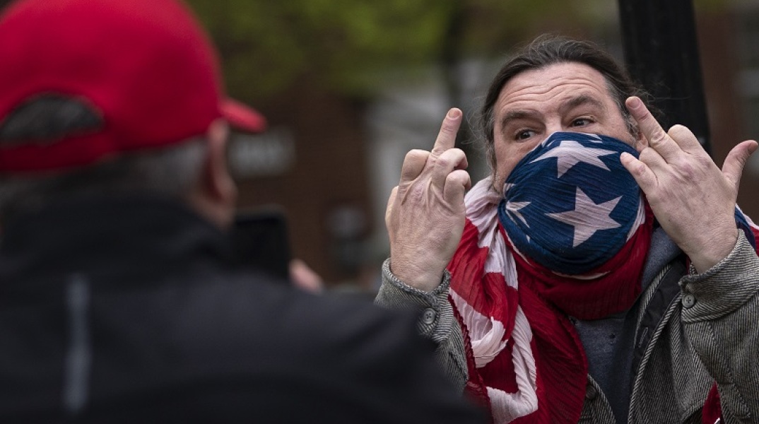 Πολίτης στην Αμερική που υψώνει το μεσαίο δάχτυλο