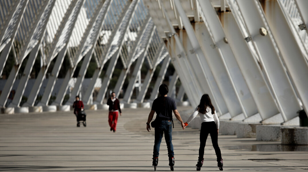 Βόλτα με πατίνια σε υπαίθριους χώρους στο ΟΑΚΑ εν μέσω lockdown για τον κορωνοϊό στην Αττική