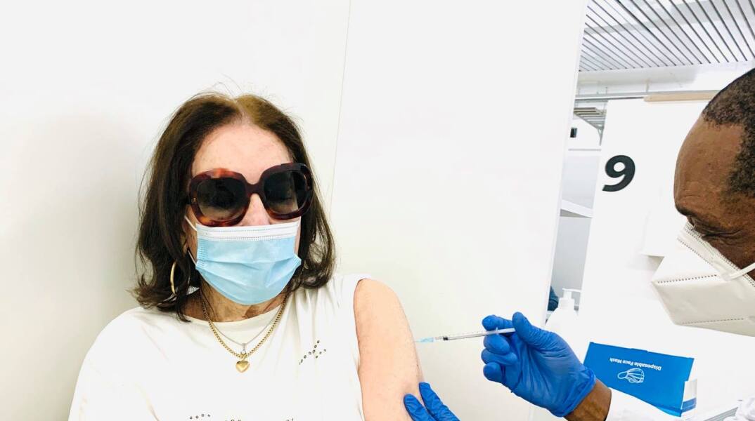Η Νάνα Μούσχουρη λαμβάνει το εμβόλιο κατά του κορωνοϊού