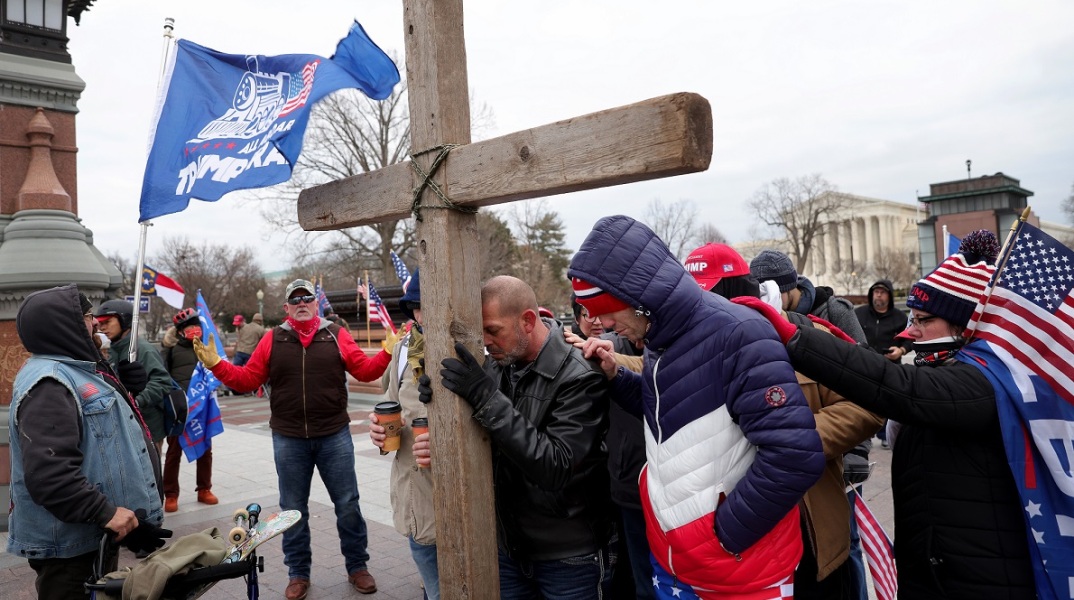 Οπαδοί του Τραμπ σε πορεία με μεγάλο ξύλινο σταυρό