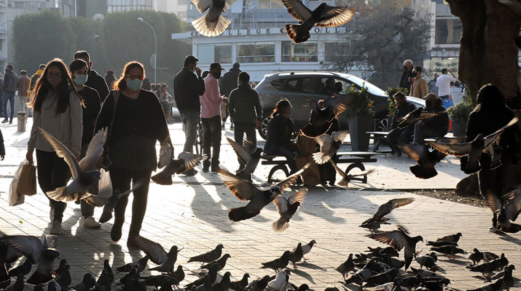 Κύπρος - Covid-19: Πολίτες με μάσκα για τον κορωνοϊό στη Λευκωσία