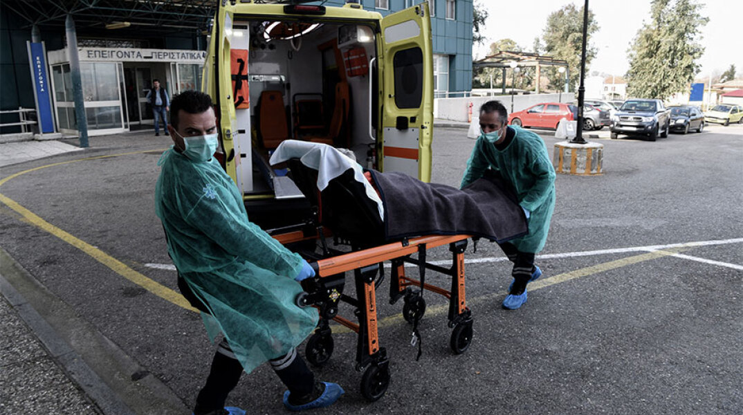 Διασώστες του ΕΚΑΒ μεταφέρουν ασθενή (ΦΩΤΟ ΑΡΧΕΙΟΥ)