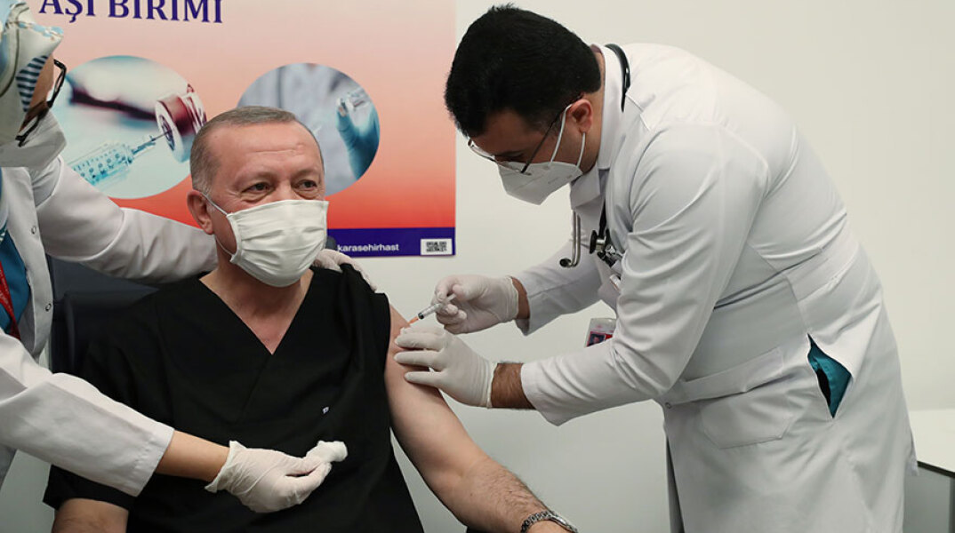 Ο Ρετζέπ Ταγίπ Ερντογάν κάνει το εμβόλιο για τον κορωνοϊό