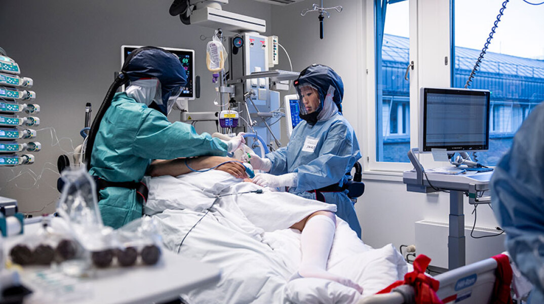 Κορωνοϊός - Νορβηγία: Νοσηλευτές φροντίζουν ασθενή στη ΜΕΘ νοσοκομείου στο Όσλο