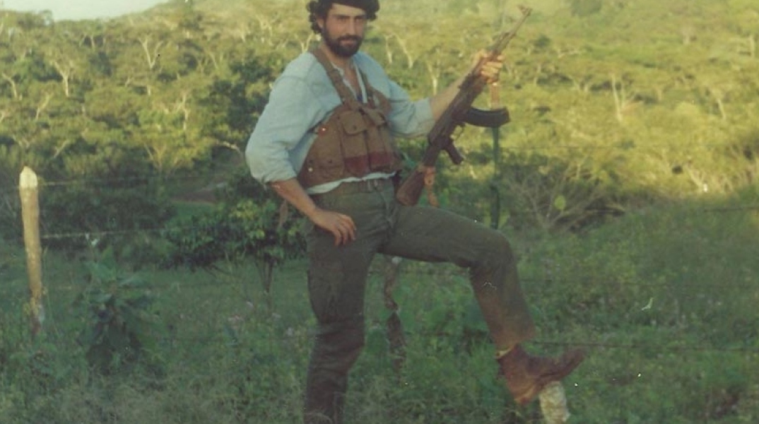 Ο Παύλος Πολάκης με καραμπίνα