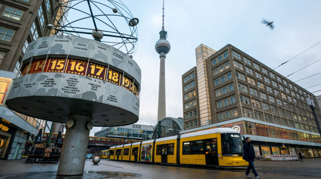 Κορωνοϊός στη Γερμανία: Νεαρός με κατεβασμένη τη μάσκα περπατά παράλληλα με τις γραμμές του Τραμ στο Βερολίνο