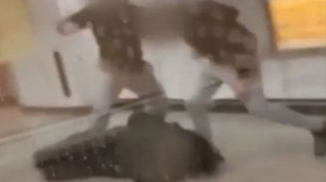 Σκηνή από τον ξυλοδαρμό Σταθμάρχη στο μετρό της Αθήνας