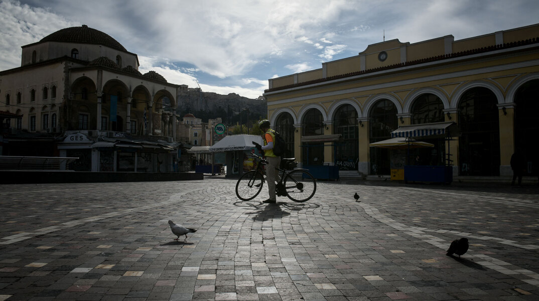 Lockdown στην Αθήνα για κορωνοϊό - Ποδηλάτης στην έρημη πλατεία στο Μοναστηράκι