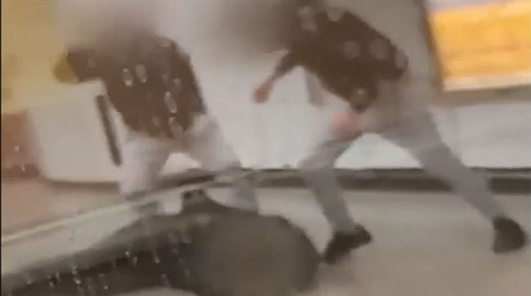 Ξυλοδαρμός σταθμάρχη του Μετρό στην Ομόνοια - Οι δύο νεαροί ξυλοκοπούν βάναυσα τον άτυχο άνδρα