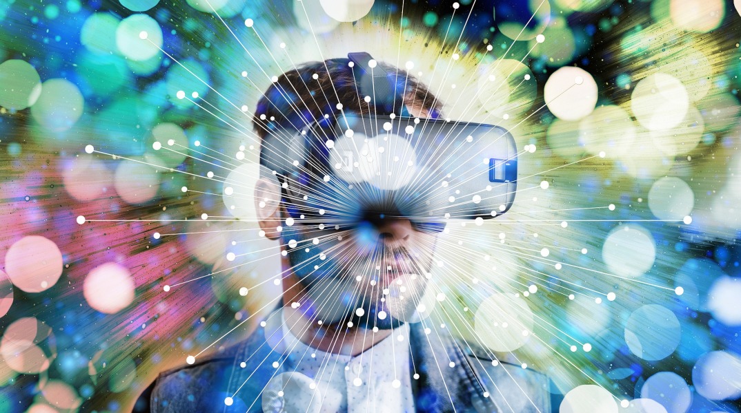 Άνδρας που φοράει γυαλιά με τεχνολογία Augmented Reality