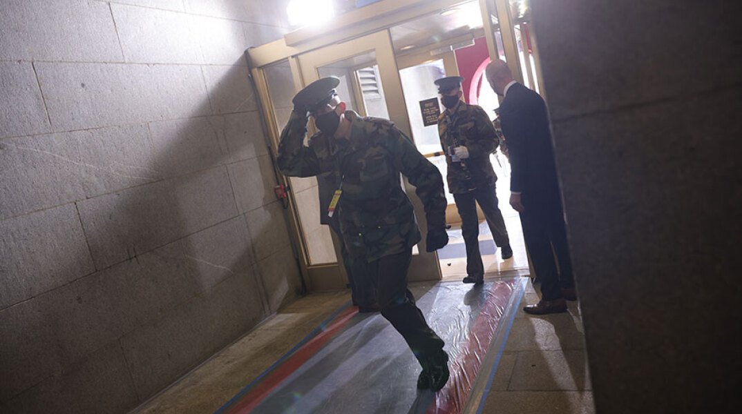 Καπιτώλιο: Μέλη των δυνάμεων ασφαλείας αποχωρούν από τον χώρο όπου γίνεται η πρόβα για την ορκωμοσία Μπάιντεν στην Ουάσινγκτον