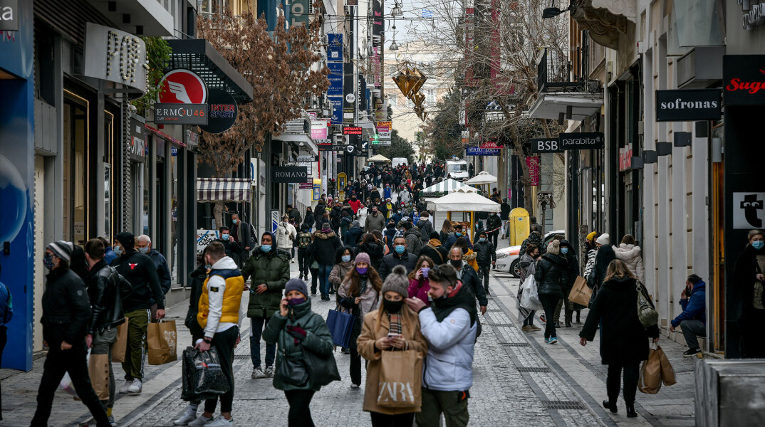Lockdown στην Αττική: Κόσμος στην Ερμού σήμερα Δευτέρα 18 Ιανουαρίου 2021, πρώτη ημέρα ανοίγματος των καταστημάτων