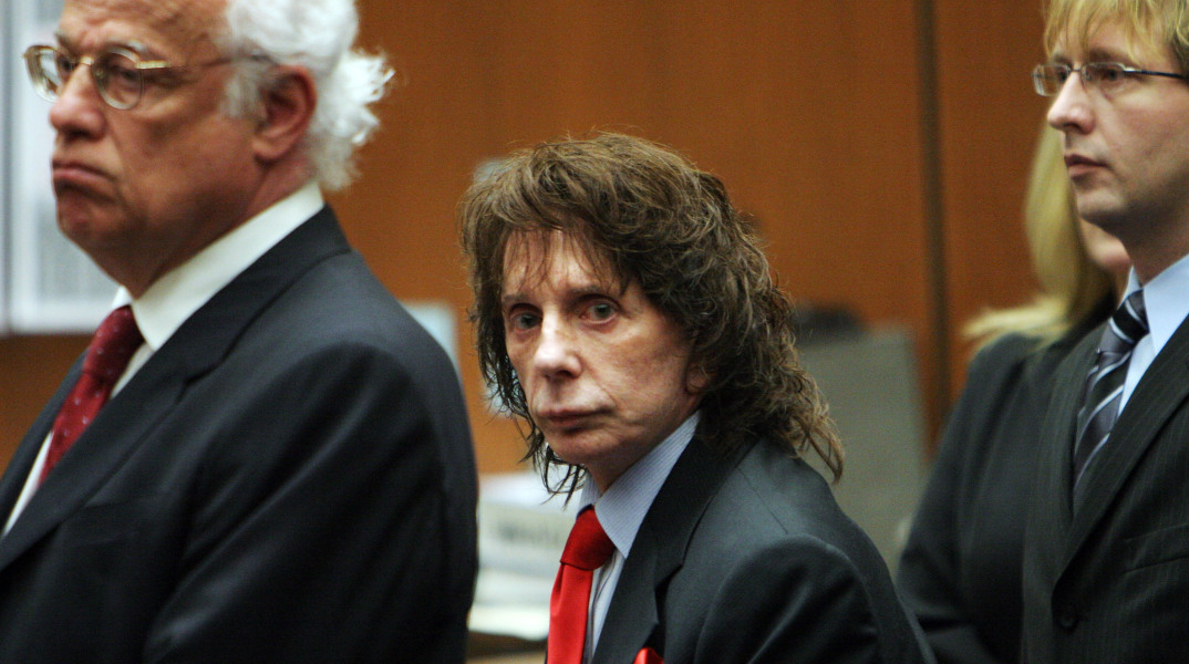 Φιλ Σπέκτορ, 1939 – 2021: Αναδρομή στον τρικυμιώδη βίο του μουσικού παραγωγού που μεταμόρφωσε τον ήχο της ποπ, αλλά πέθανε ατιμασμένος στη φυλακή