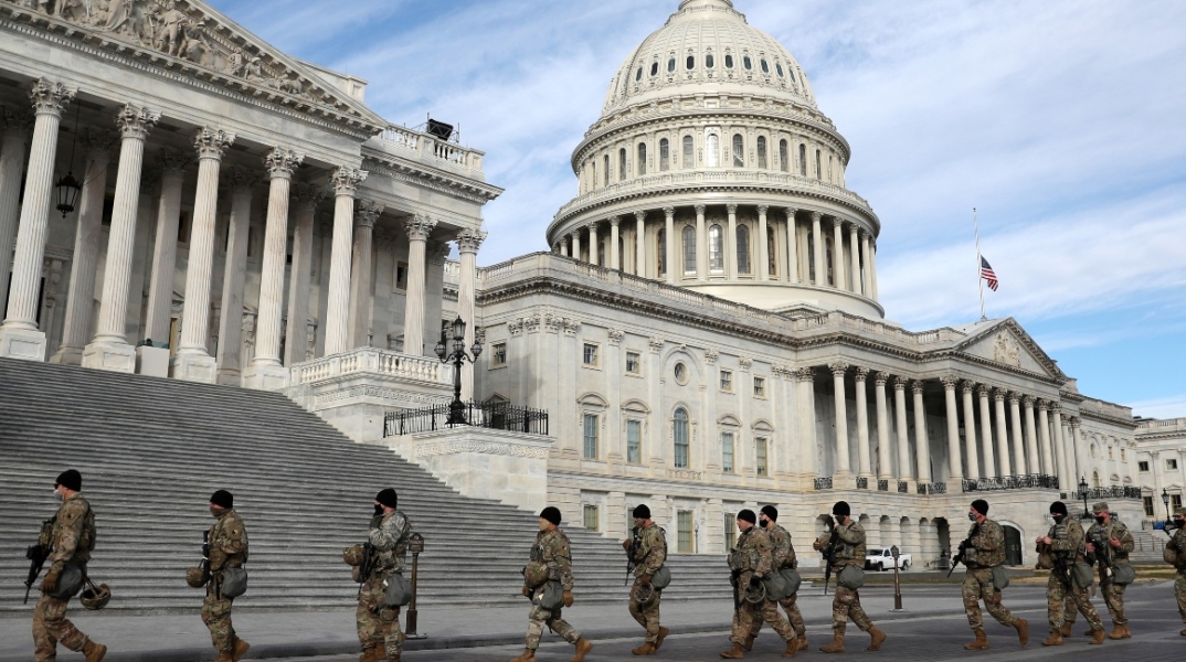 Μέλη της Εθνικής Φρουράς της Βιρτζίνια γύρω από το Καπιτώλιο των ΗΠΑ στην Ουάσιγκτον μετά την επίθεση της 6ης Ιανουαρίου 2021