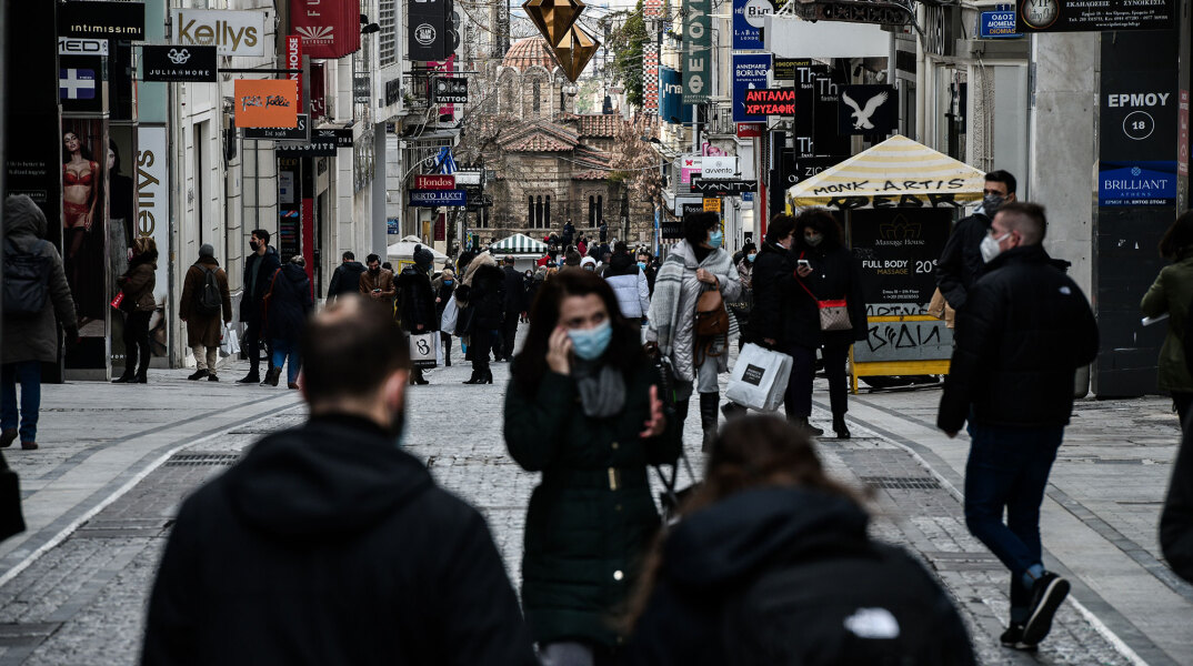 Πολίτες στην Ερμού κάνουν τα ψώνια τους καθώς άνοιξε το λιανεμπόριο