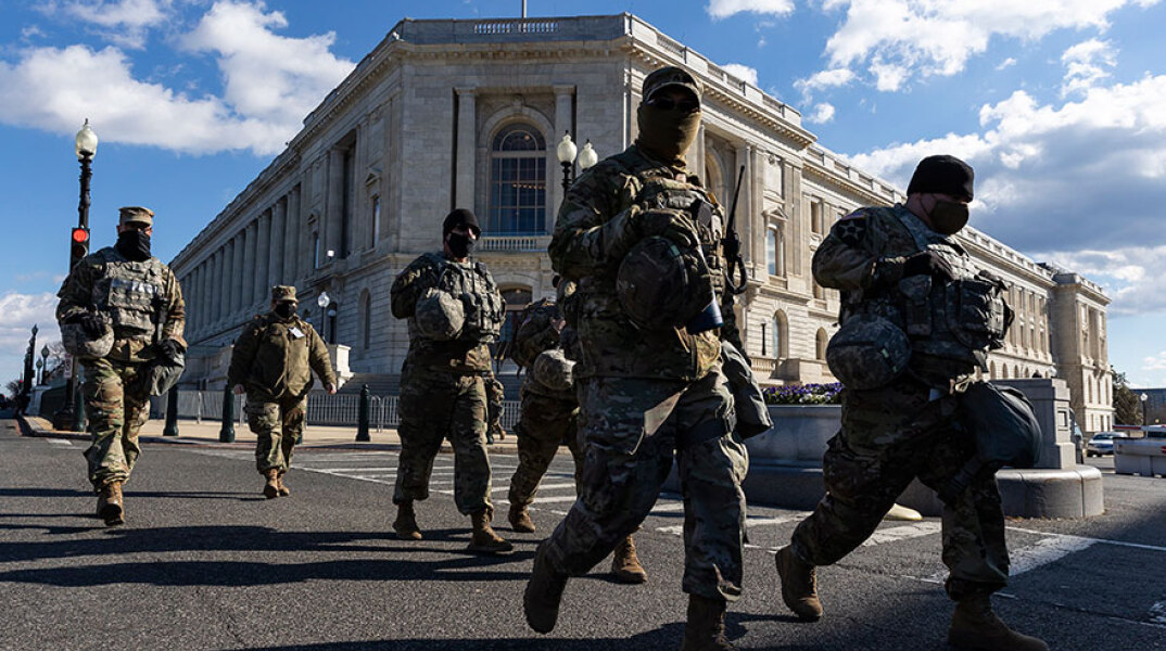 Μέλη της Εθνοφρουράς μετακινούνται στην Ουάσινγκτον μία ημέρα πριν από την ορκωμοσία Μπάιντεν