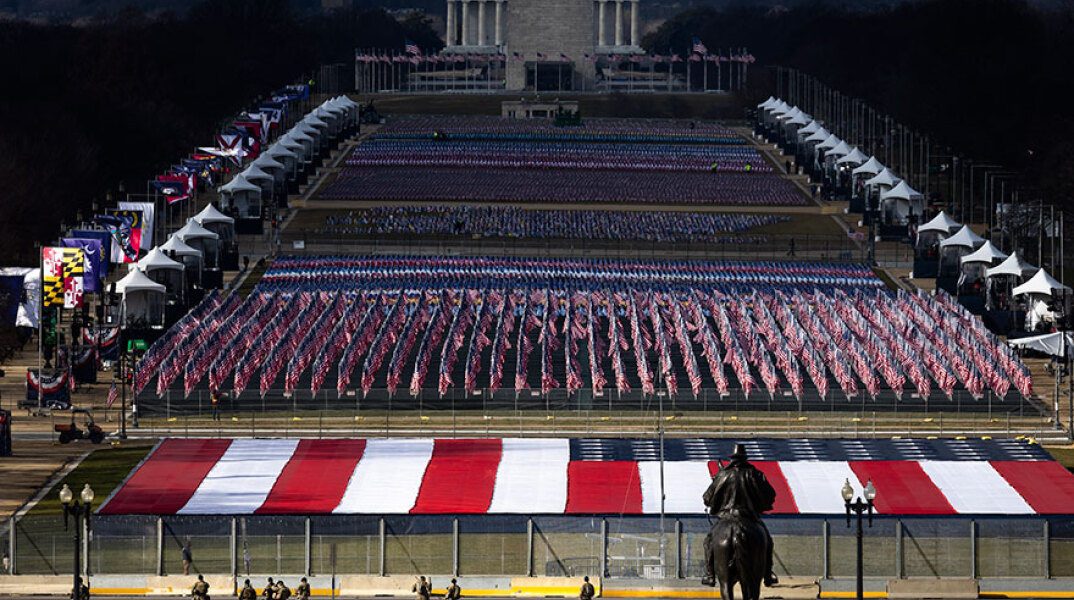 Ορκωμοσία Μπάιντεν: 200.000 αμερικανικές σημαίες στον ανοικτό χώρο που καταλήγει στο μνημείο του Λίνκολν στο Καπιτώλιο των ΗΠΑ