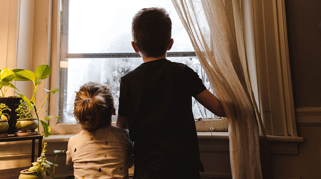 Παιδιά που κοιτούν έξω από το παράθυρο