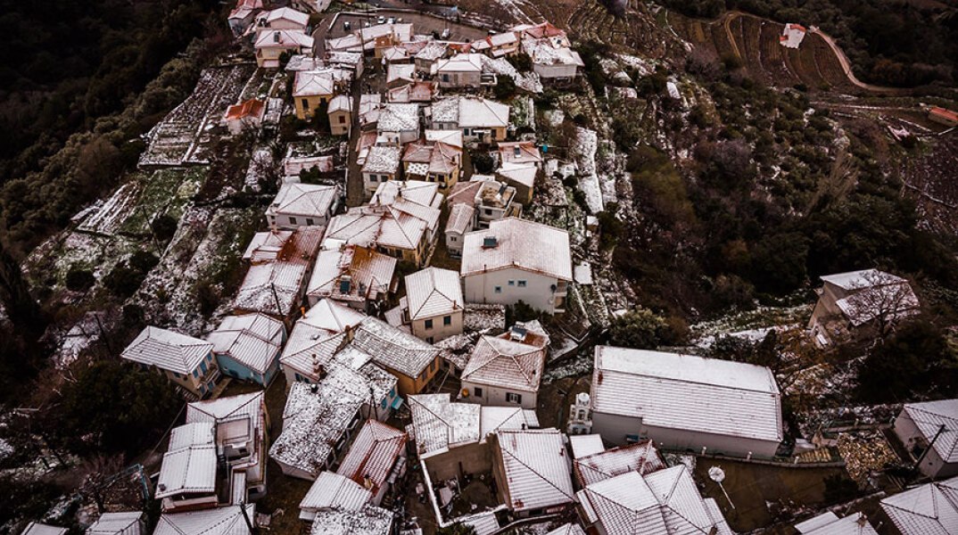 Χιόνια στη Σάμο: Στα λευκά το χωριό Μανωλάτες