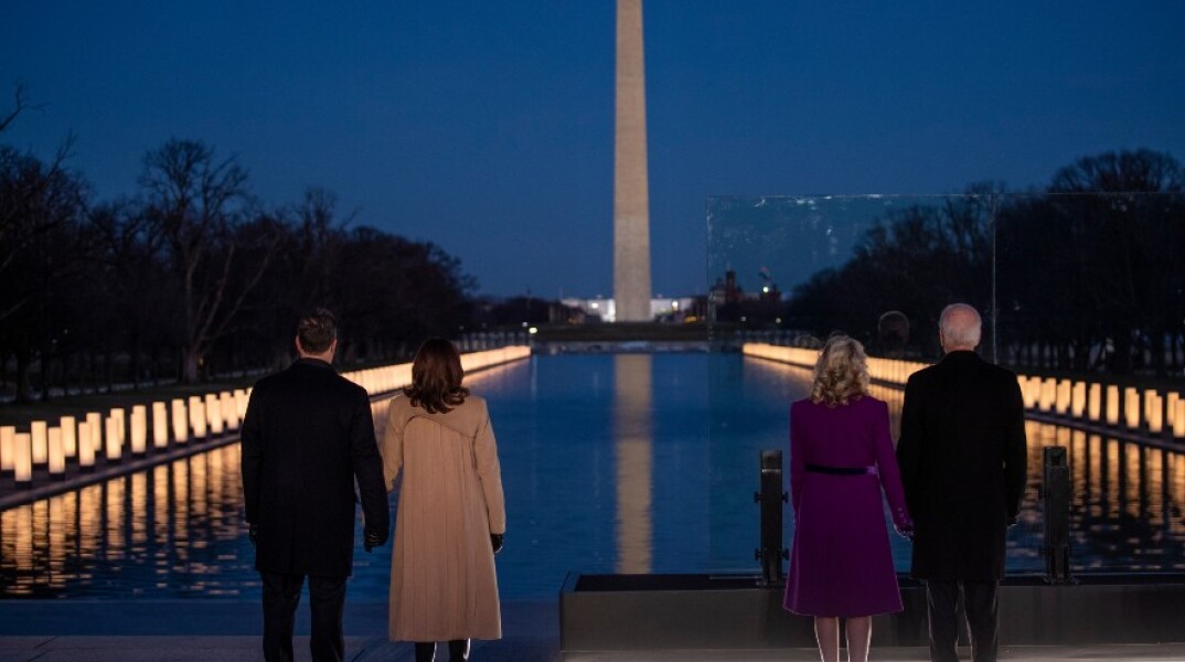Ο Τζο Μπάιντεν και η Καμάλα Χάρις με τους συζύγους τους