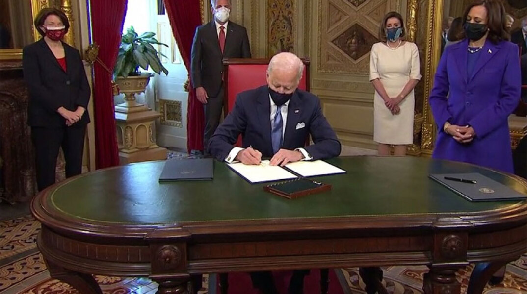 Ο Τζο Μπάιντεν υπογράφει τα πρώτα έγγραφα ως νέος πρόεδρος των ΗΠΑ