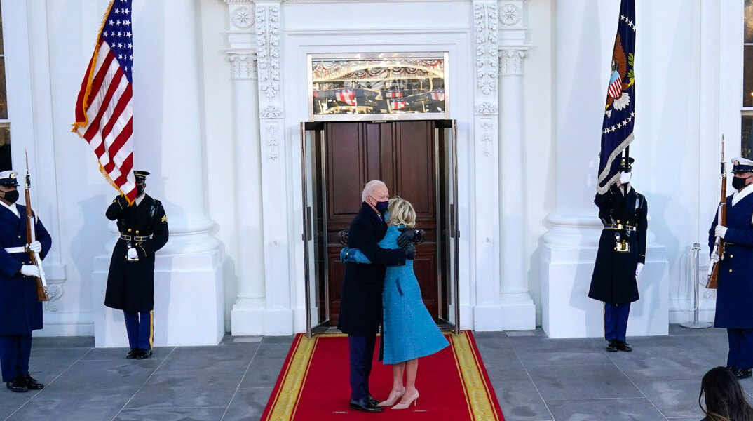 Λευκός Οίκος: Ο Τζο Μπάιντεν, 46ος πρόεδρος των ΗΠΑ, και η σύζυγός του, Τζιλ, στην είσοδο της προεδρικής κατοικίας μετά την ορκωμοσία