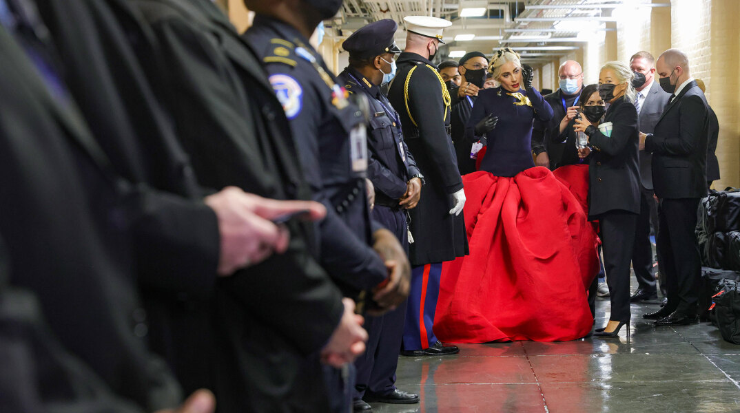 Lady Gaga: Η φούστα που φόρεσε στην ορκωμοσία Μπάιντεν προκάλεσε ποικίλα σχόλια στα social media