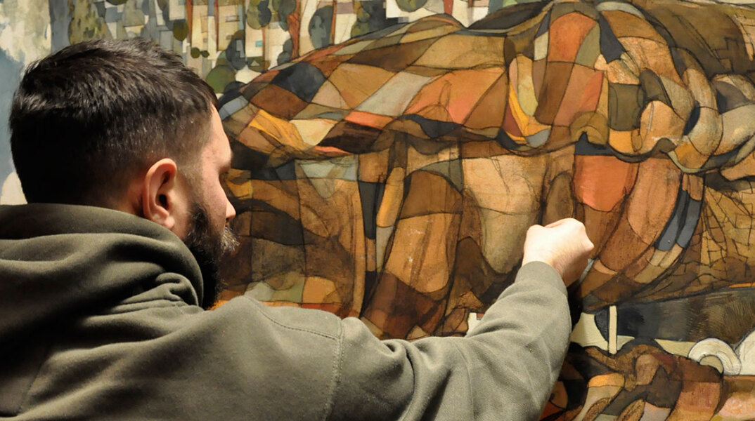«Αφαιρώντας μου τα τελευταία δικαιώματα»: Πίνακας του Σταμάτη Λάσκου με γήινα χρώματα που απεικονίζει μια γυναίκα