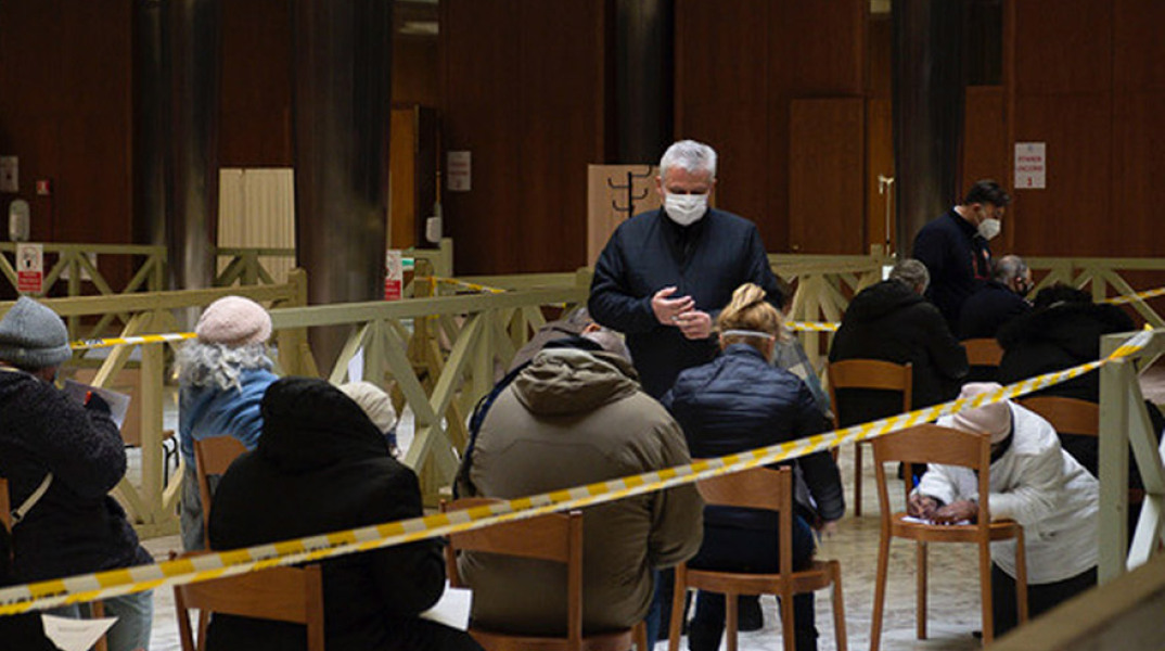 Το Βατικανό ξεκίνησε να εμβολιάζει άστεγους στη Ρώμη