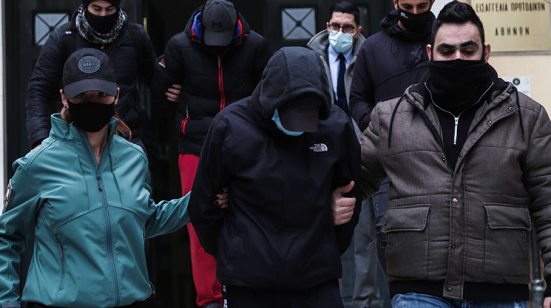 Απολογία στον εισαγγελέα των δύο ανηλίκων, φερομένων ως δραστών για τον ξυλοδαρμό του σταθμάρχη στο μετρό