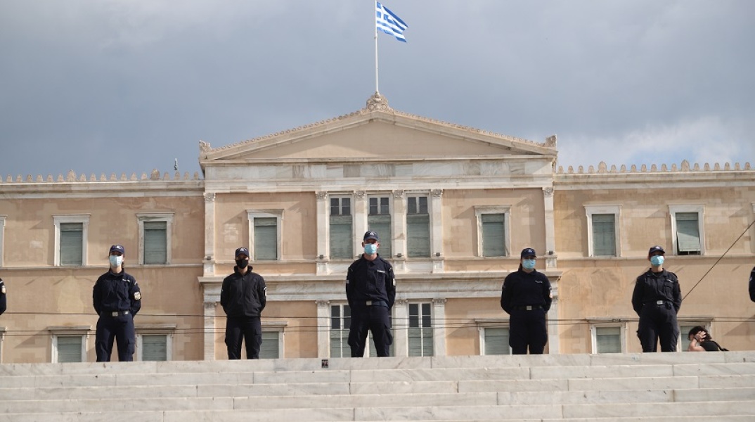 Αστυνομικοί μπροστά από τη Βουλή