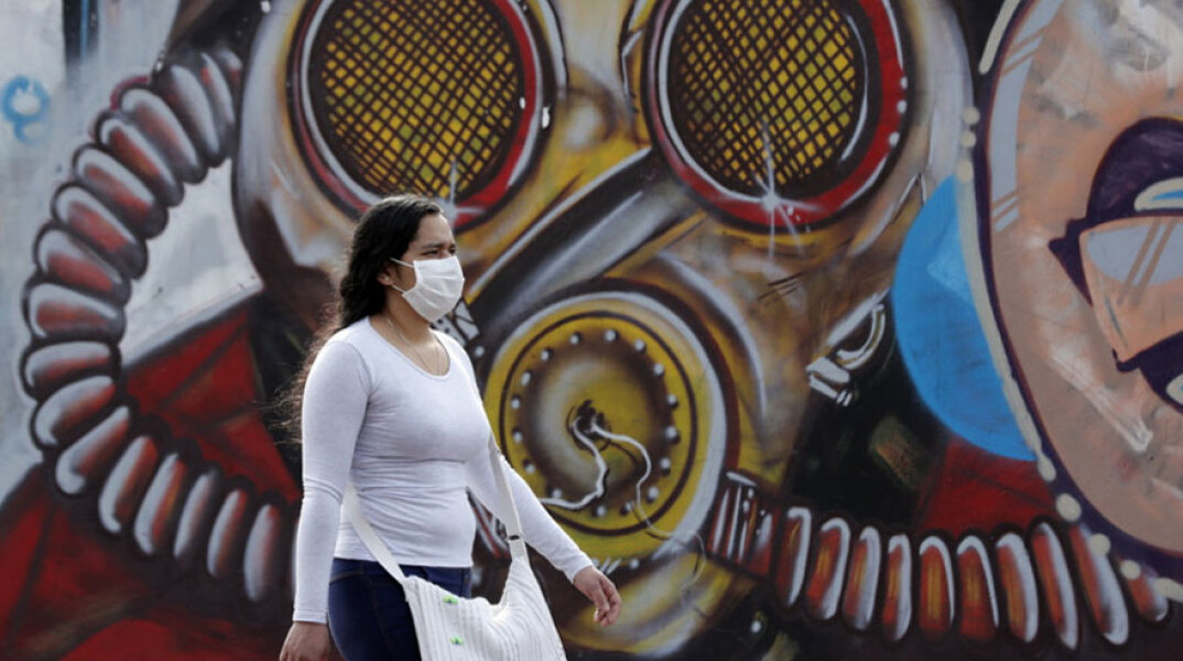 Γυναίκα με μάσκα για τον κορωνοϊό (ΦΩΤΟ ΑΡΧΕΙΟΥ)