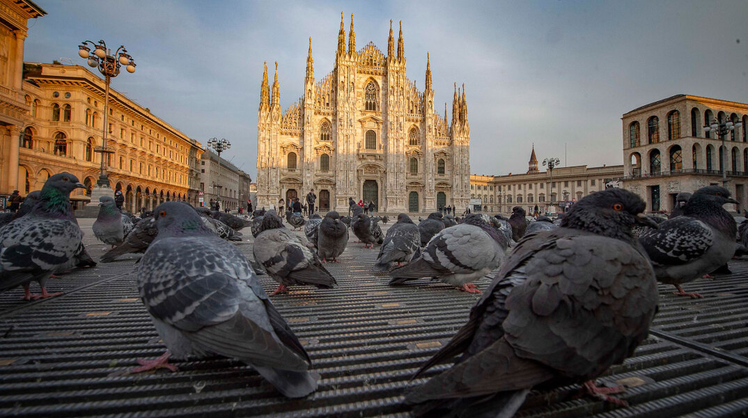 Κορωνοϊός στην Ιταλία: Περιστέρια στην Piazza del Duomo με φόντο τον Καθεδρικό της πόλης