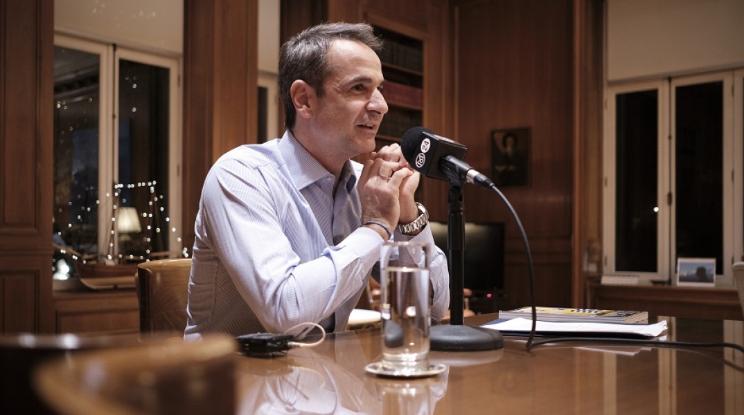 Στιγμιότυπο από τη συνέντευξη του Κυριάκου Μητσοτάκη στο περιοδικό Monocle