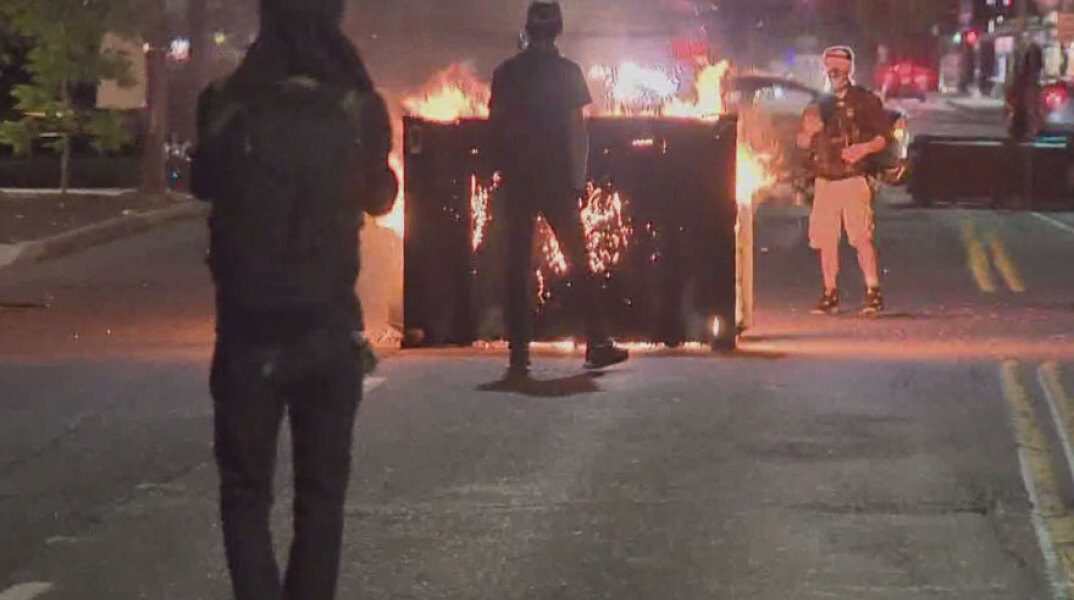 Οδοφράγματα και βίαια επεισόδια σε δρόμους του Πόρτλαντ στο Όρεγκον των ΗΠΑ μετά την ορκωμοσία Μπάιντεν