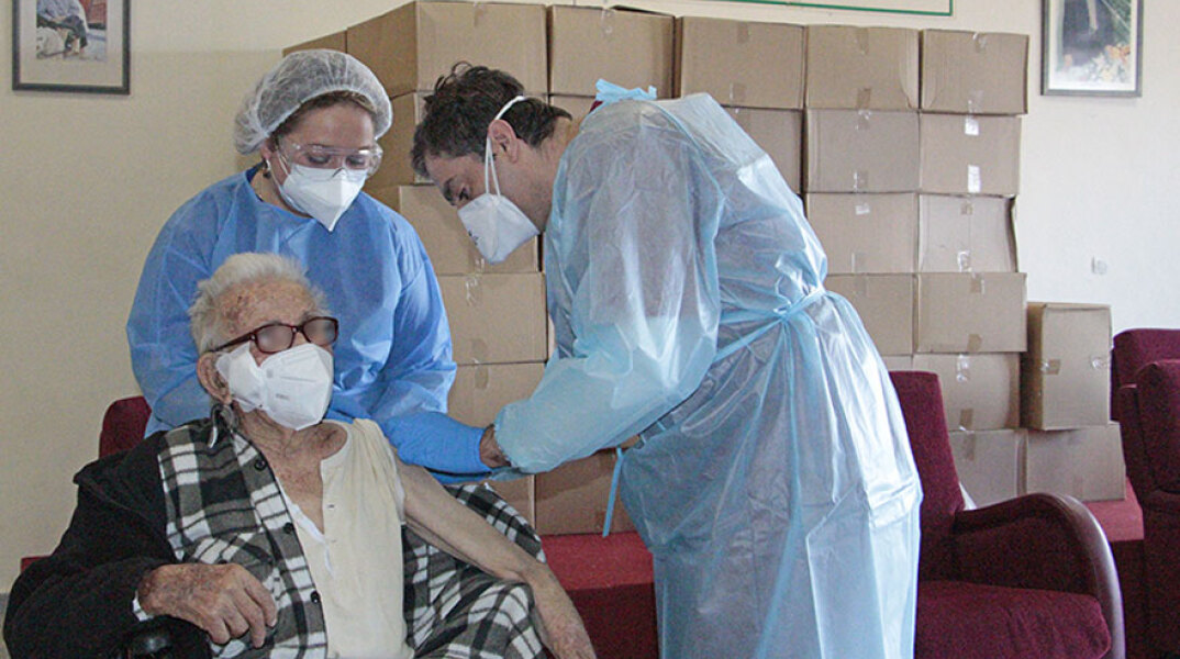 O «κυρ Αντώνης» είναι 106 ετών και έκανε το εμβόλιο για τον κορωνοϊό στα Χανιά