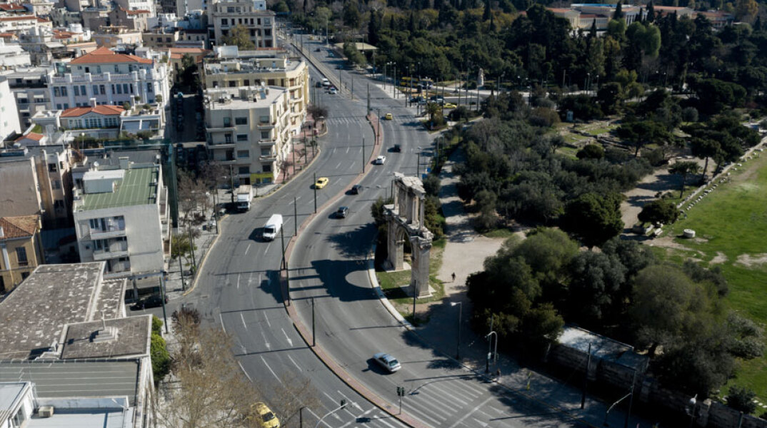 Lockdown στην Αθήνα - Μειωμένη η κίνηση στον δρόμο μπροστά από την Πύλη του Αδριανού