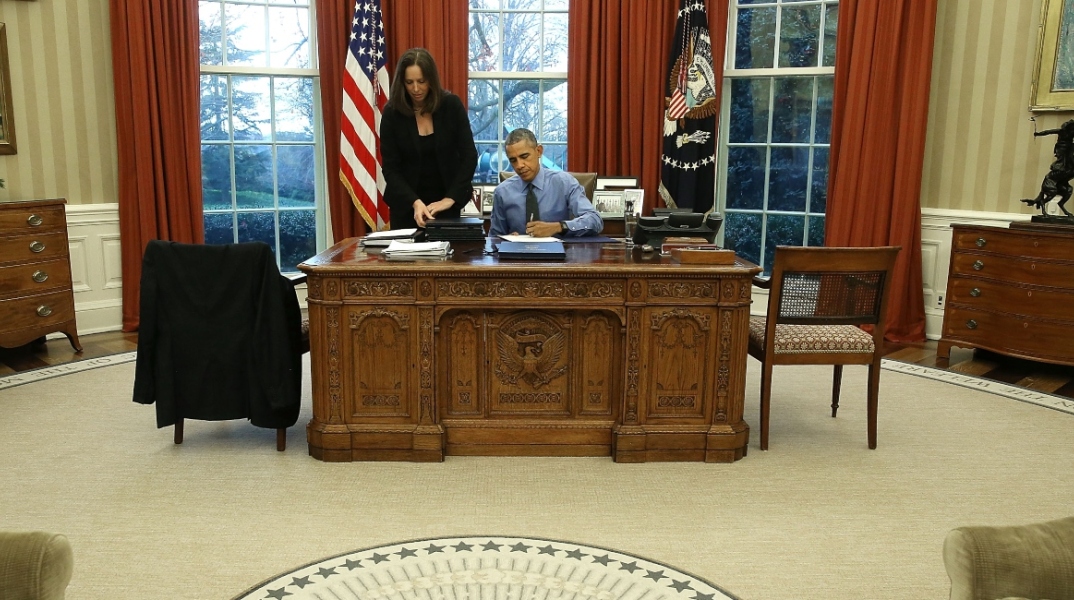Ο Μπάρακ Ομπάμα ως Πρόεδρος των ΗΠΑ στο Resolute Office στο Οβάλ Γραφείο